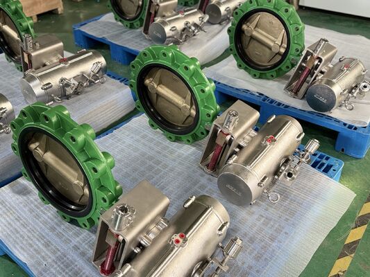 Valvula de mariposa con bridas ANSI 150lb, diseñada expertamente con asiento de PTFE y sistema de transmisión por engranaje remoto